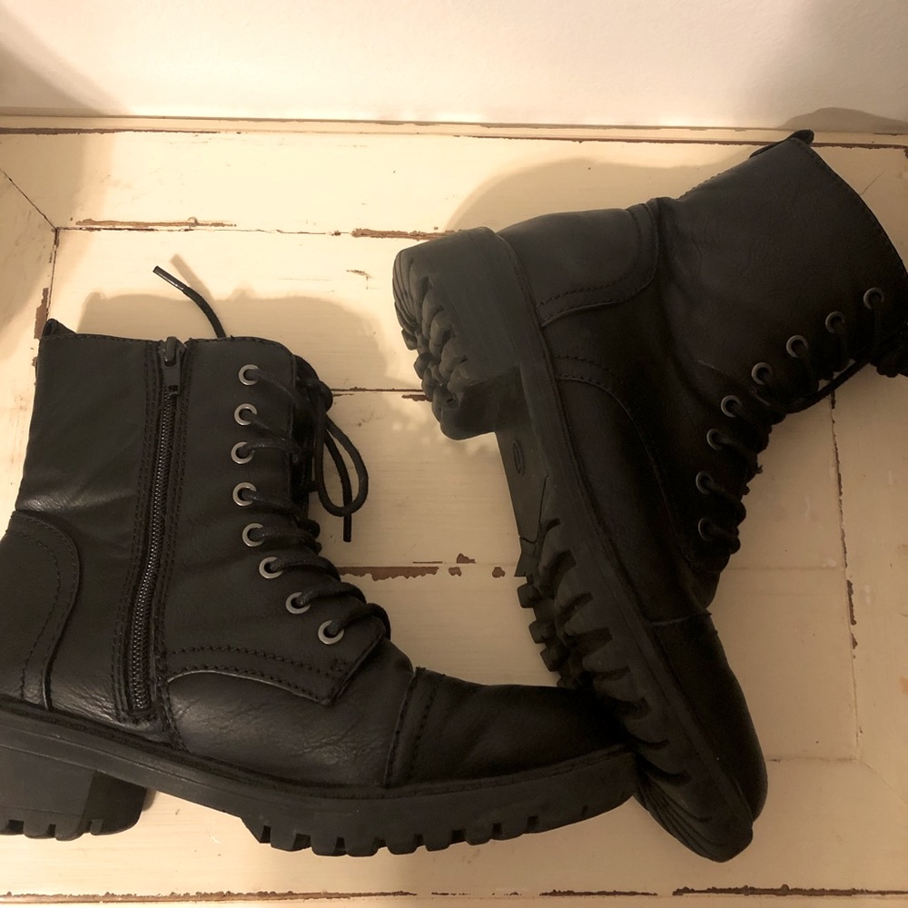 Size7 faux lace up leather boots